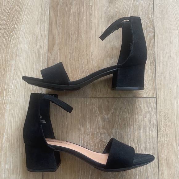 Trendy Black Heels - Picture 3 of 5